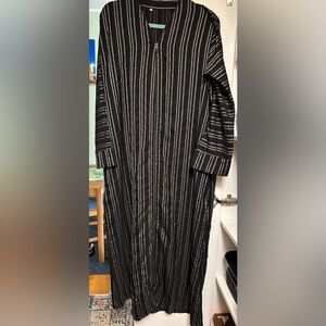 NWOT Black zip-up abaya with white pinstripes size XXL